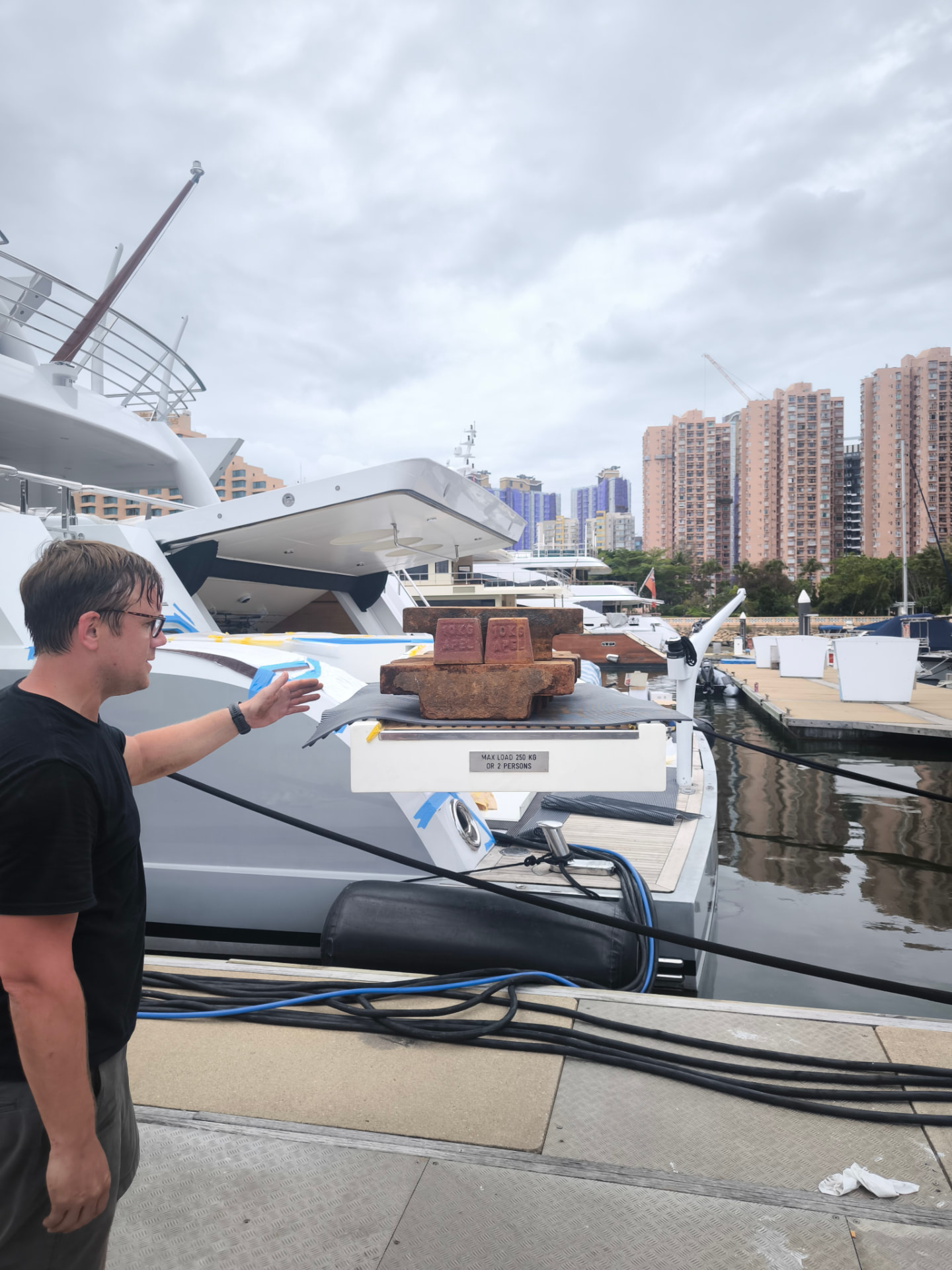 Load testing the passarelle platform with certified test weights